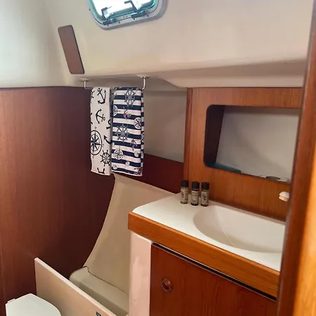 Deepblue Sail Boat Bateau-hôtel