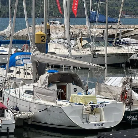 Deepblue Sail Boat Hotel na wodzie